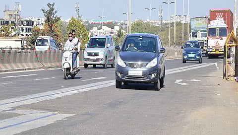 नाशिक : शहरातील उड्डाणुलावर दुचाकींना बंदी असतानाही सर्रासपणे अशा प्रकारे दुचाकीस्वार सुसाट धावत आहेत. (छायाचित्रे : हेमंत घोरपडे)