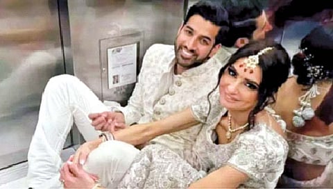 लिफ्टमध्ये अडकले आणि स्वतःच्याच रिसेप्शनला मुकले!