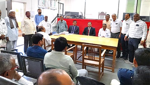 चांदवड : दिवाणी व फौजदारी न्यायालयात आयोजित राष्ट्रीय लोकअदालतीत मार्गदर्शन करताना दिवाणी न्यायाधीश पी. बी. जोशी, सहदिवाणी न्यायाधीश एस. बी. माने. समवेत वकील संघाचे सदस्य व पक्षकार. (छाया : सुनील थोरे)