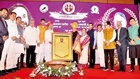 डॉ. प्रतापसिंह जाधव यांनी पत्रकारितेत आदर्श निर्माण केला : गुरूदेव श्री श्री रविशंकर यांचे गौरवोद्गार