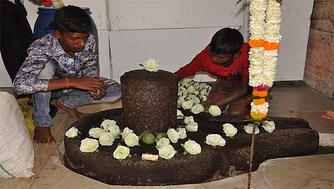 नाशिक : महाशिवरात्री निमित्ताने महादेवाची पिंड शुभ्र गुलाबाने सजविण्यात येत आहे. (छाया: रुद्र फोटो)