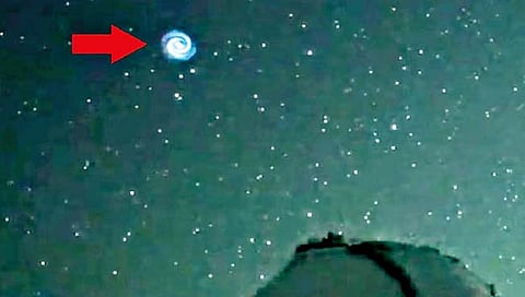 हवाई बेटाच्या आसमंतात ‘गूढ’ निळी आकृती