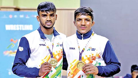 कुस्तीमध्ये अजय कापडे, सुमितकुमार भारस्कर यांचे सनसनाटी सुवर्णपदक