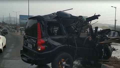 मुंबई-अहमदाबाद महामार्गावर स्कॉर्पिओची कंटेनरला धडक; चालक जागीच ठार