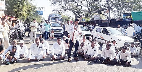 शेतकर्यांचा अमरापूरमध्ये रास्ता रोको; अतिवृष्टीच्या अनुदानासह विविध मागण्या
