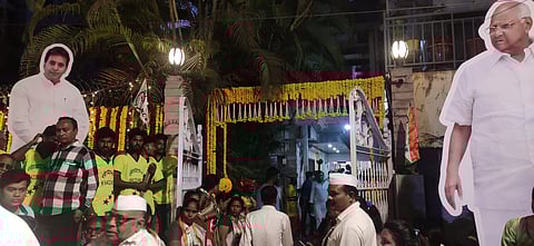 नागपूर : माजी गृहमंत्री यांच्या स्वागतासाठी त्यांच्या निवासस्थानी करण्यात आलेली सजावट व जमलेले कार्यकर्ते