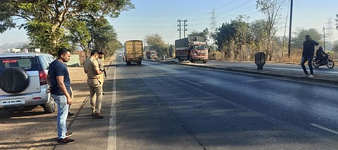 घटनास्थळाची पाहणी करताना जुन्नर उपविभागीय अधिकारी मंदार जावळे