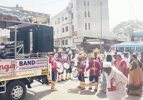 आळंदी : रस्त्यांवर लग्नात ’झिंग झिंग झिंगाट’; मिरवणुका जोरात अन् सामान्य कोमात