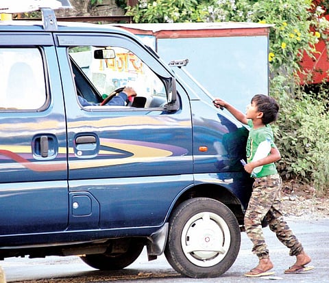 पिंपरी : पोटाची भूक उठली जीवावर; सिग्नलवर मुलांकडून धोकादायक पद्धतीने वस्तूंची विक्री
