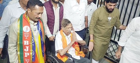 कसबा राखण्यासाठी बापट मैदानात; केसरीवाड्यात कार्यकर्त्यांशी संवाद