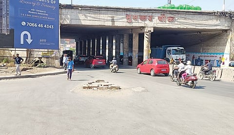 भूमकर चौकातील चेंबरमुळे अपघाताचा धोका