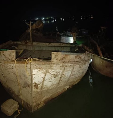 घटनास्थळी जप्त केलेली बोट