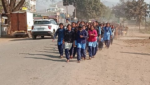 नाशिक : सोयी-सुविधा नाही, 20 किलोमीटर निघाल्या पायी