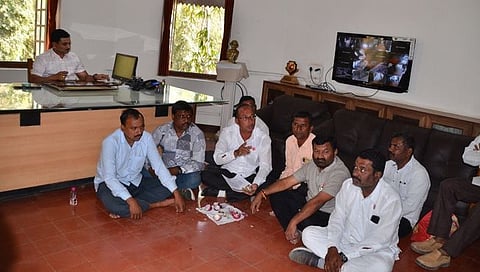 नाशिक : कांदा-भाकरी खात निवासी उपजिल्हाधिकाऱ्यांच्या दालनात शेतकऱ्यांचा ठिय्या