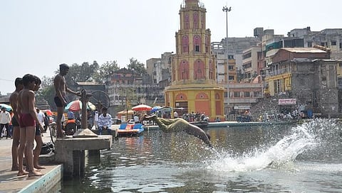 नाशिककरांना उन्हाचा तडाखा, गोदाघाटावर आंघोळीसाठी उसळली गर्दी