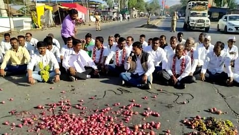 नाशिक : गळ्यात कांद्याच्या माळा घालत स्वाभिमानी उतरली रस्त्यावर