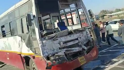 नाशिकहून चाळीसगावला जाणाऱ्या बसला अपघात, 40 प्रवासी जखमी