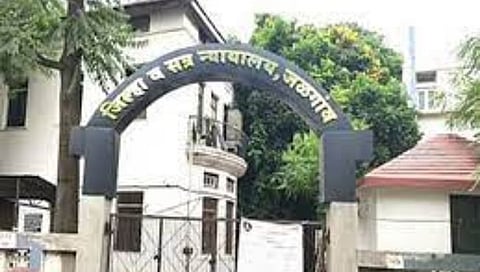 जळगाव कोर्टात सलग दुसऱ्या दिवशी खळबळ ; तरुणाकडे आढळला चॉपर