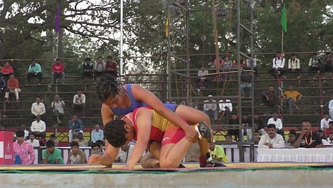 धुळ्यातील कुस्ती स्पर्धेत कोल्हापूरच्या महिला पहिलवानांची बाजी