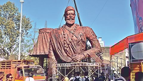 शिवजयंती : डोळ्याचे पारणे फेडणारा महाराजांचा हा पुतळा कुठे आणि किती फुटांचा?