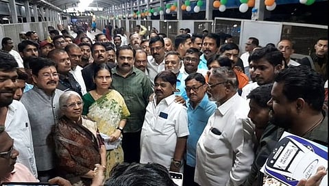 वंदे भारत एक्सप्रेसचे स्वागत,www.pudhari.news