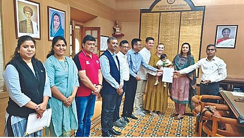 नाशिक : ‘आशी’ विसावली परदेशी पालकांच्या कुशीत