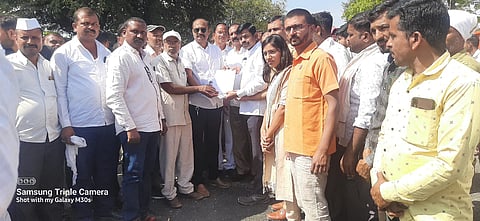 देवळा : कांद्याला भाव मिळावा यासह विविध मागण्यांचे निवेदन तहसीलदार विजय सूर्यवंशी यांना देतांना स्वाभिमानी शेतकरी संघटनेचे जिल्हाध्यक्ष राजू शिरसाठ, राष्ट्रवादी काँग्रेसचे पंडीतराव निकम,कुबेर जाधव,जयदीप भदाणे आदी शेतकरी. (छाया : सोमनाथ जगताप)