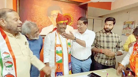 मनसे, राष्ट्रवादी शहराध्यक्षांमध्ये टि्वटर वॉर सुरू असताना धंगेकर अचानक मनसे कार्यालयात