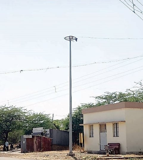 शिर्सुफळला हायमास्ट दिवे बंदच; तक्रार करूनही ग्रामपंचायतीचे दुर्लक्ष