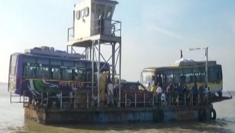 Floting Bridge : 100 जणांचा जीव टांगणीला ओडिसाच्या चिलीका तलावात मधोमध अडकले ‘फ्लोटिंग ब्रिज’