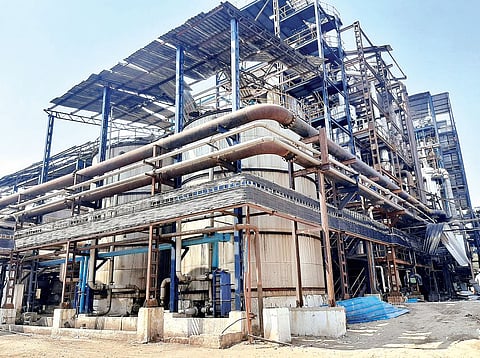 शेवगाव : तालुक्यातील गंगामाई साखर कारखान्याच्या इथेनॉल प्रकल्पाला लागलेल्या आगीत झालेले नुकसान. (छाया : रमेश चौधरी)