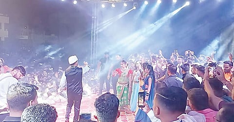 गौतमी पाटीलच्या कार्यक्रमात हौशी तरुणाईला आवर घालण्यासाठी लाठी चार्ज