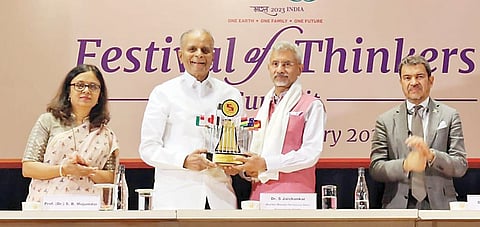 सिंबायोसिसचे संस्थापक डॉ. शां. ब. मुजुमदार परराष्ट्रमंत्री डॉ. एस. जयशंकर यांचा सन्मान करताना, या वेळी प्रधान संचालिका डॉ. विद्या येरवडेकर यांच्यासह मान्यवर उपस्थित होते.