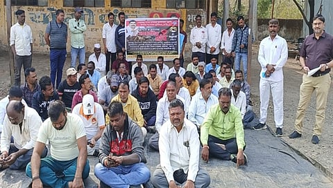 वणी : लाक्षणिक संप पुकारून प्रलंबित मागण्या मांडताना विविध संघटना. (छाया : अनिल गांगुर्डे)