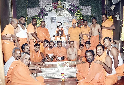 मढी : कानिफनाथांच्या संजीवन समाधीला लावले तेल