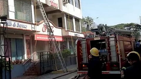 पुण्यातील कासट साडी सेंटरला भीषण आग