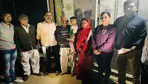 लासलगाव : हरवलेले बालक मिळाल्याने पोलीसांचे आभार मानताना पिंपळद येथील रहिवाशी. (छाया: राकेश बोरा)