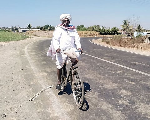 पारगाव : वय 75 अन् 35 वर्षे सायकलस्वारी