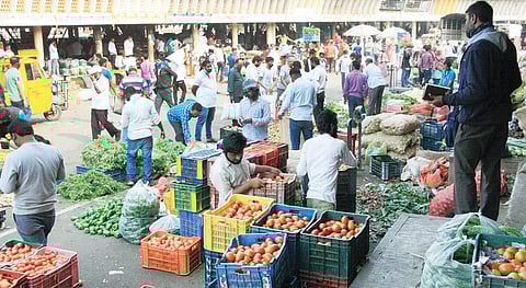 पुणे : फळभाज्यांचे दर उतरले; कांदा, बटाटा, सिमला मिरची, शेवगा, तोतापुरीची आवक वाढली