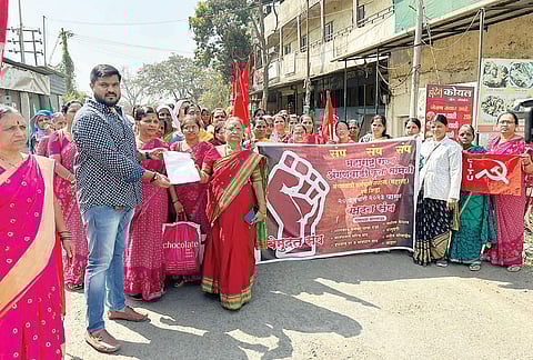 धडक मोर्चात अंगणवाडी सेविका व मदतनीसांचे निवेदन स्वीकारताना माजी सरपंच सौरभ मते