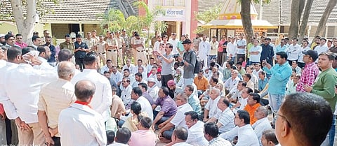 पाथर्डी तालुका ः व्यापार्यावरील खुनी हल्ल्याच्या निषेधार्थ व्यापारी, नागरिकांनी शुक्रवारी पोलिस ठाण्यावर काढलेल्या मोर्चाचे जाहीर सभेत रुपांतर झाले.