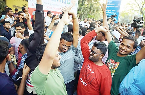 पुणे : एमपीएससीच्या निर्णयानंतर विद्यार्थ्यांचा जल्लोष!