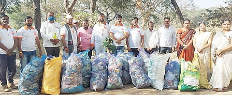 आळंदी येथील सिद्धटेक बेटावरून 18 बॅगा प्लास्टिक गोळा