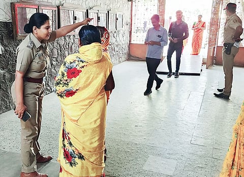 पिंपरी : पोलिसांची दमछाक; एकाच मतदान केंद्रावर अनेक बूथ असल्याने संभ्रम