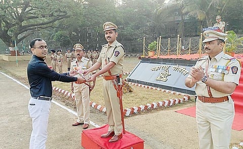 ढोरजळगाव ः प्रजासत्ताकदिनी प्रसाद अक्कानवरू यांच्या हस्ते गणेश देशमुख यांना सन्मानित करण्यात आले.