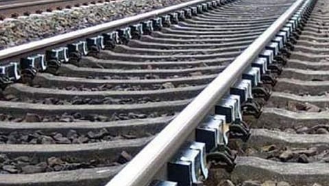 चंद्रपूर : मालवाहतूक रेल्वेचे इंजिन रुळावरुन घसरले, ताडाळी रेल्वे स्टेशनवरील घटना