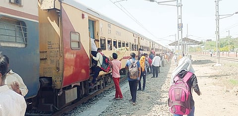 प्लॅटफॉर्म नसलेल्या ट्रॅकवर थांबतात रेल्वे; निरा रेल्वेस्थानकातील अजब प्रकार