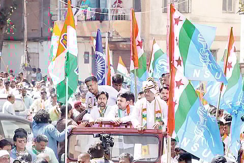 पुणे : महाविकास आघाडीची रॅली; युवा आमदारांचा सहभाग, ठिकठिकाणी पुष्पवृष्टी