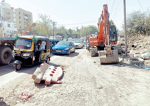 कात्रज : रुंदीकरणाअधीच दुभाजकाचे काम सुरू