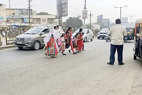 भोसरी : चिमुकल्यांचा जीवघेणा प्रवास थांबणार कधी?